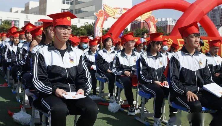 如果你是《卿卿日常》中的尹峥，另一半你选李薇还是元英？游戏画面