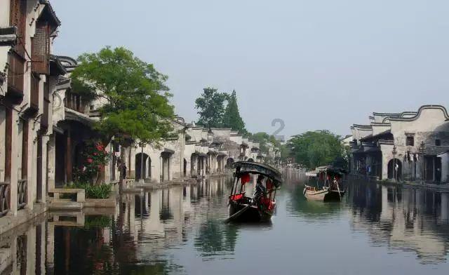 逃离残破的船只