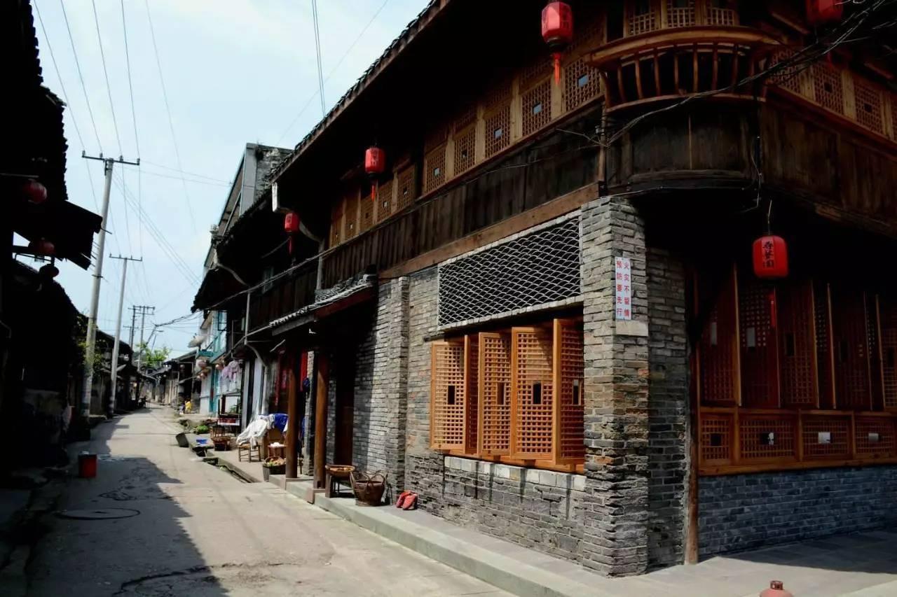 伤感!深圳队迎来30岁生日,球迷前往基地用鲜花送别俱乐部